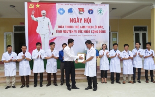 Đồng chí Lê Văn Trung - Tỉnh ủy viên, Bí thư Tỉnh đoàn, chủ tịch Hội LHTN tỉnh trao quyết định thành lập CLB thầy thuốc trẻ.